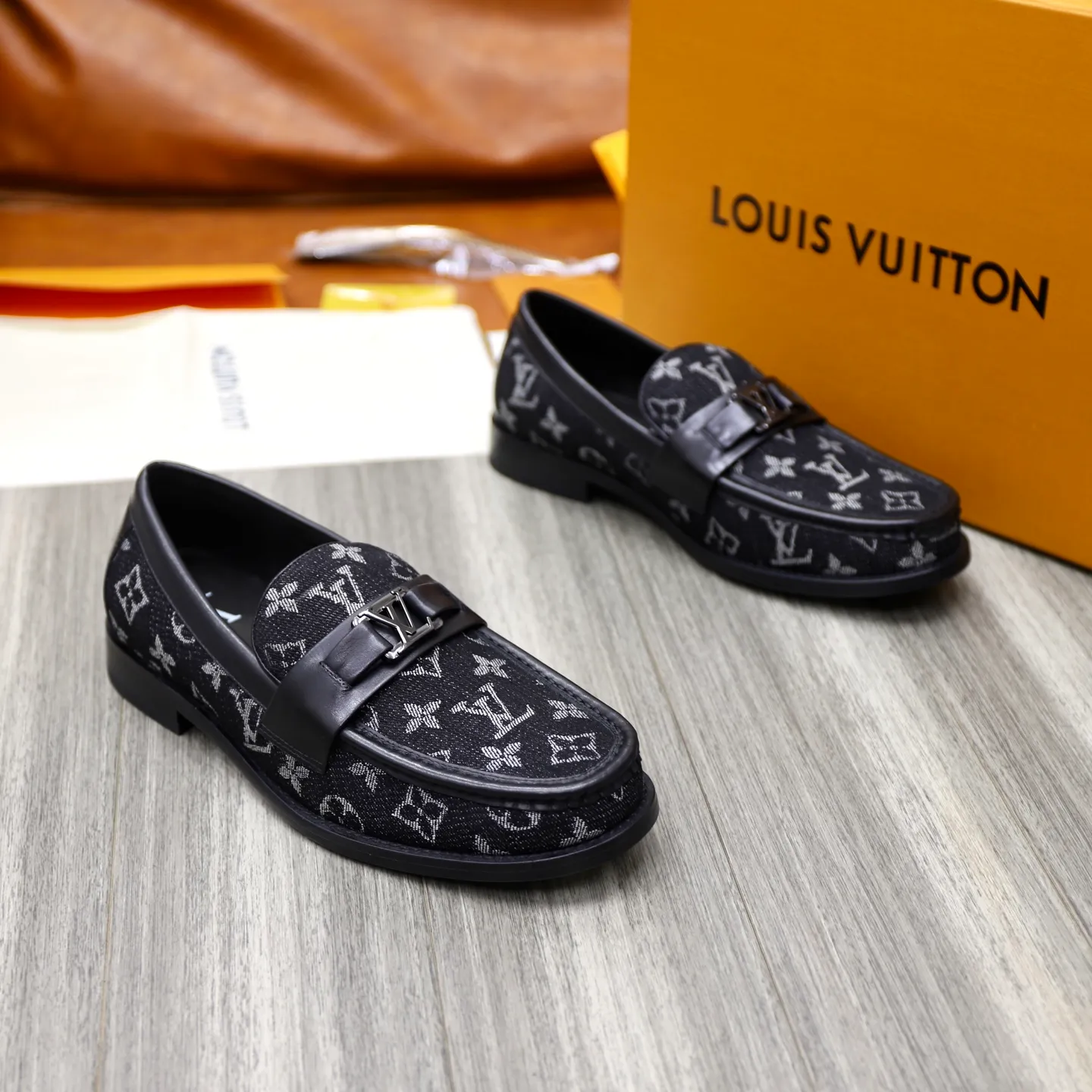 Men's Men's Shoes💰💰920LV Louis Vuitton Slip-on Loafers, top quality products from Guangzhou, ready for sale! This LV Glove loafer is made of selected soft cowhide, with a slightly wrinkled leather surface and a very high-end texture. Each pair is unique. The leather surface is light and soft, with a fine texture and good luster. It is a classic loafer style, with exquisite handmade mark stitching on the toe, and a square toe configuration to highlight the classic style. The horizontal band has hot-printed LV three-dimensional letters, semi-solid handcrafts and a genuine leather outsole, and a rubber patch on the heel to create wear-resistant performance and comfort. One of the must-have loafers for men! Comes with full original packaging! Code number: 38-39-40-41-42-43-44 (38, 45, 46 customized) standard leather shoe code